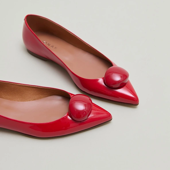 Ballerines &agrave; bouts pointus et billes en vernis rouge | DALIDO | Jonak