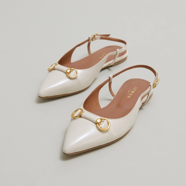 Ballerines slingbacks &agrave; bouts pointus et mors dor&eacute;s en cuir brillant &eacute;cru | DEDICACE | Jonak