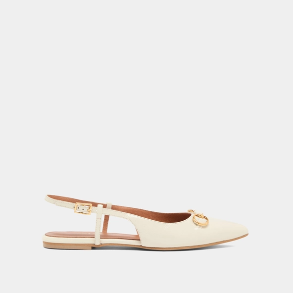 Ballerines slingbacks &agrave; bouts pointus et mors dor&eacute;s en cuir brillant &eacute;cru | DEDICACE | Jonak
