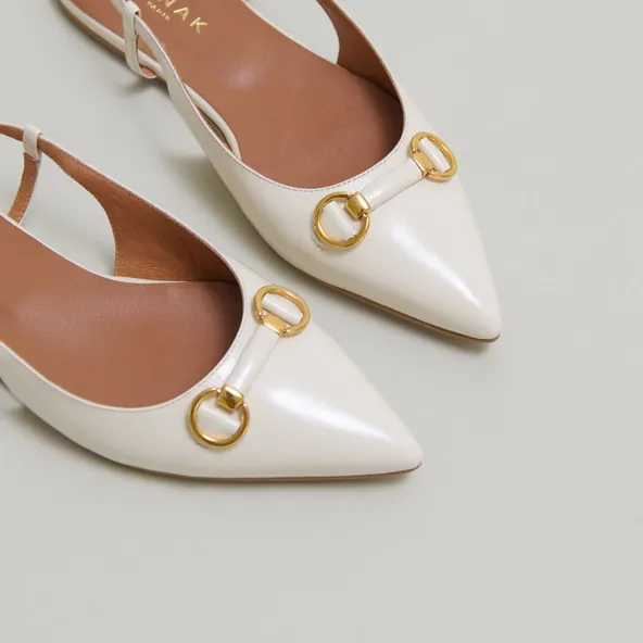 Ballerines slingbacks &agrave; bouts pointus et mors dor&eacute;s en cuir brillant &eacute;cru | DEDICACE | Jonak