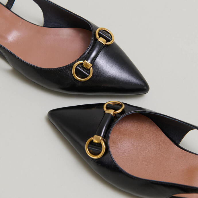 Ballerines slingbacks à bouts pointus et mors dorés en cuir noir | DEDICACE | Jonak