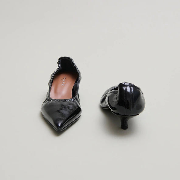 Escarpins &agrave; petits talons en vernis pliss&eacute; noir | DOUA | Jonak