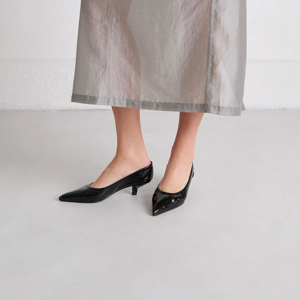 Escarpins &agrave; petits talons en vernis pliss&eacute; noir | DOUA | Jonak