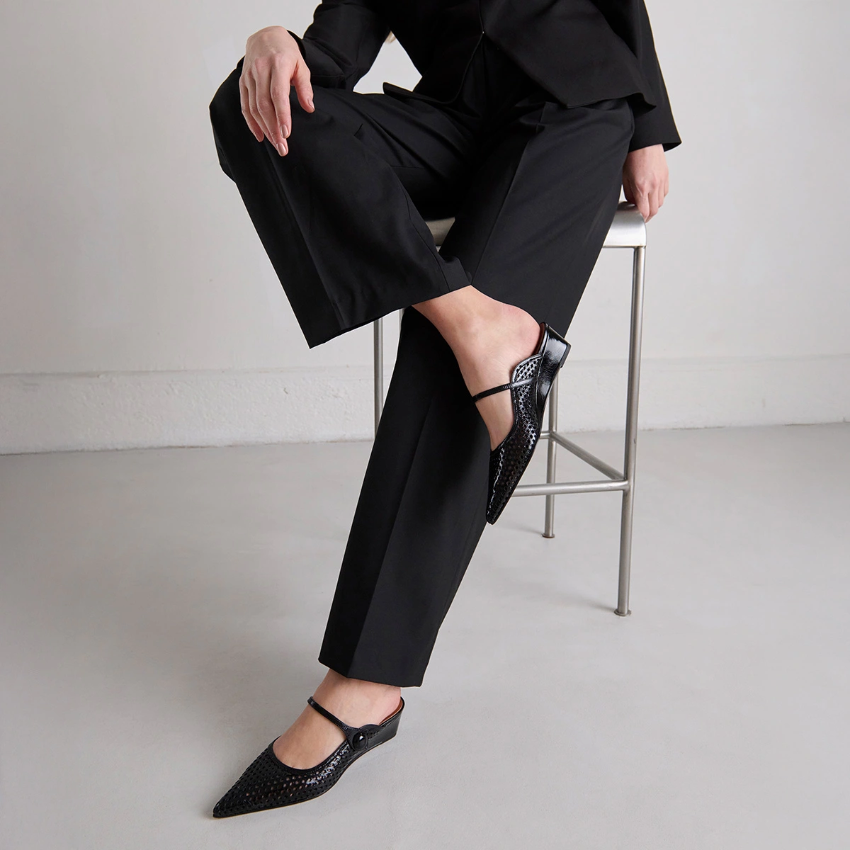 Mules compensées à bouts pointus en cuir brillant noir | DECADE | Jonak