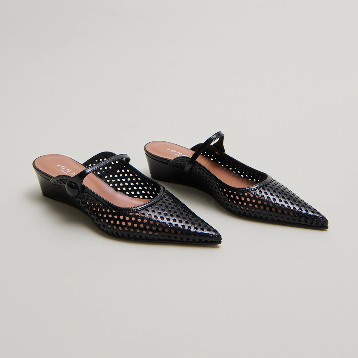 Mules compensées à bouts pointus en cuir brillant noir | DECADE | Jonak