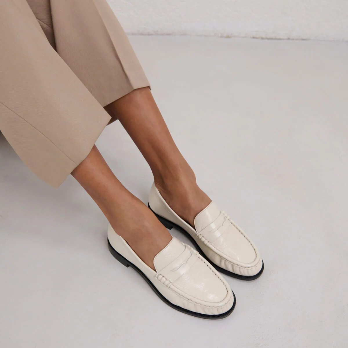 Mocassins &agrave; bouts ronds et fronc&eacute;s en cuir brillant &eacute;cru | DELICE | Jonak