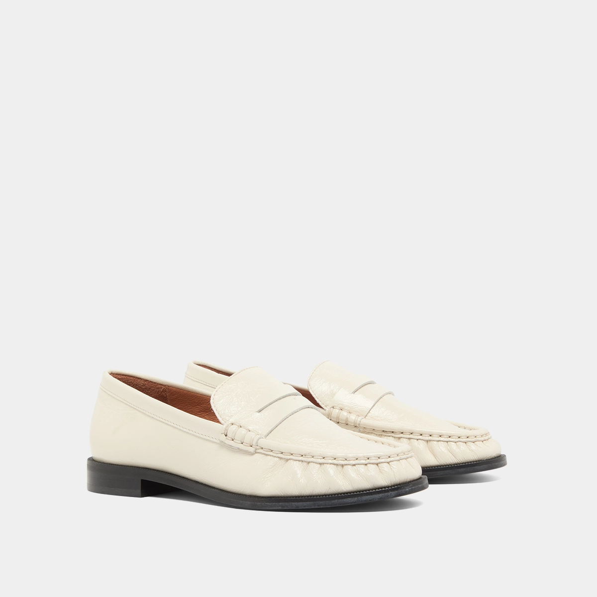 Mocassins &agrave; bouts ronds et fronc&eacute;s en cuir brillant &eacute;cru | DELICE | Jonak