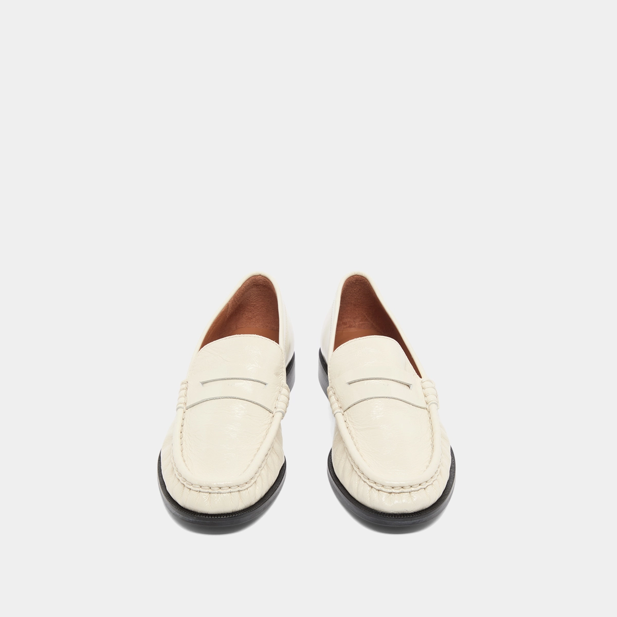 Mocassins &agrave; bouts ronds et fronc&eacute;s en cuir brillant &eacute;cru | DELICE | Jonak