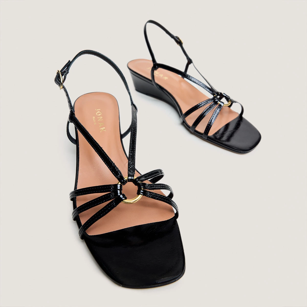 Sandales compensées en cuir brillant noir | DESINVOLTE | Jonak