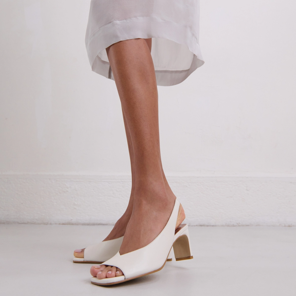 Escarpins slingbacks en cuir &eacute;cru | DICTON | Jonak