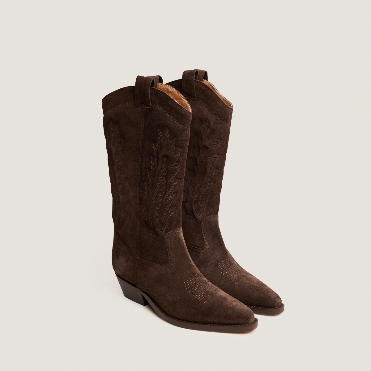 Bottes à bouts pointus et surpiqures apparentes en croûte marron foncé | DELEA | Jonak