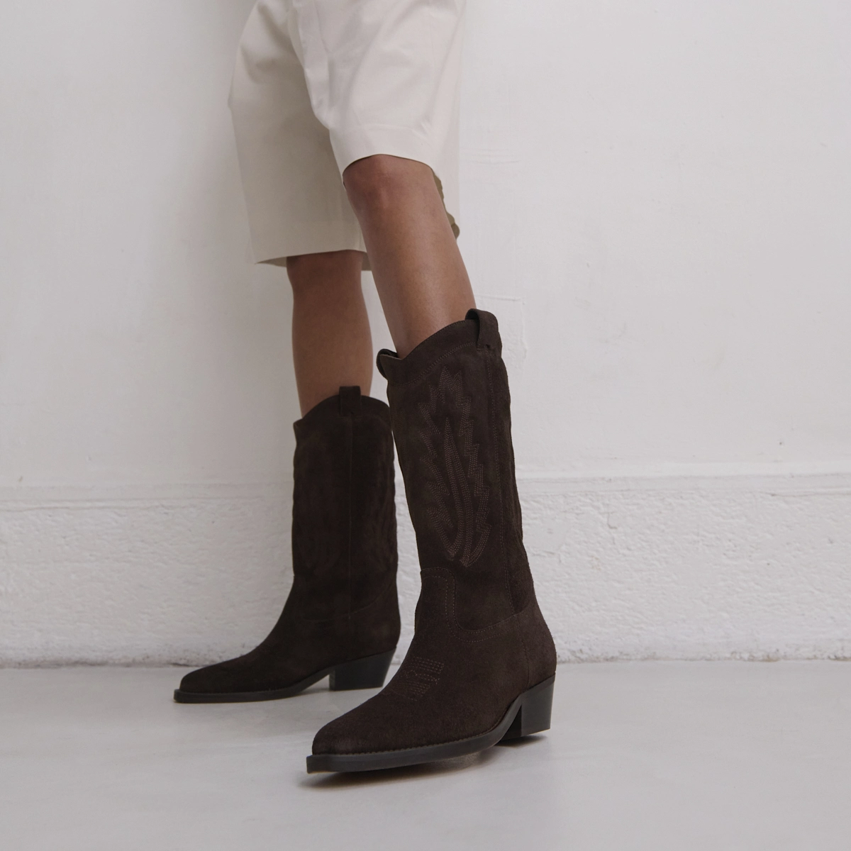 Bottes à bouts pointus et surpiqures apparentes en croûte marron foncé | DELEA | Jonak