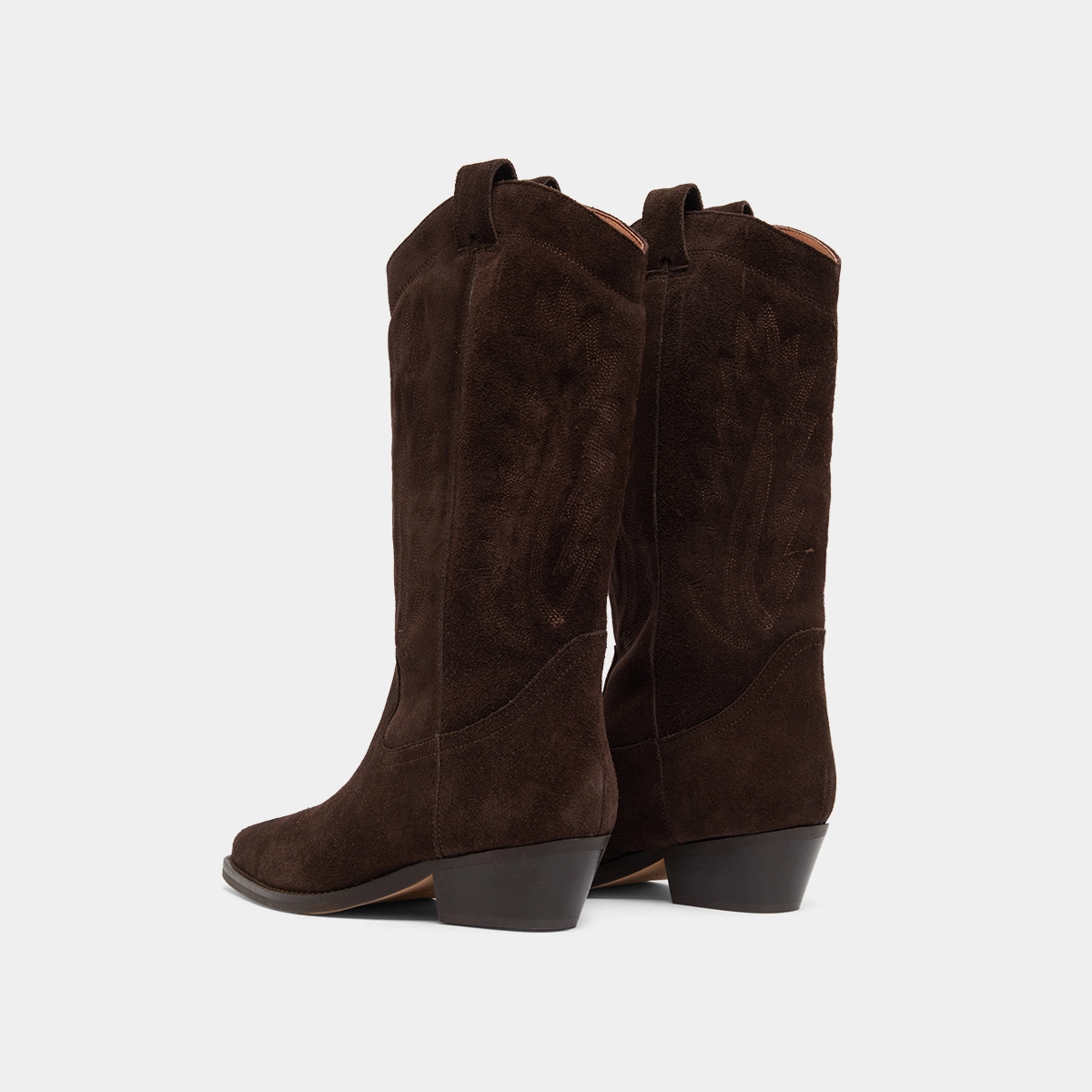 Bottes à bouts pointus et surpiqures apparentes en croûte marron foncé | DELEA | Jonak