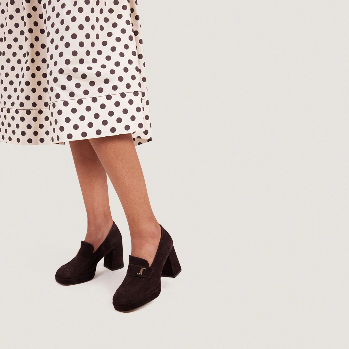 Mocassins à talons et monogrammes en velours marron foncé | VIOLON | Jonak