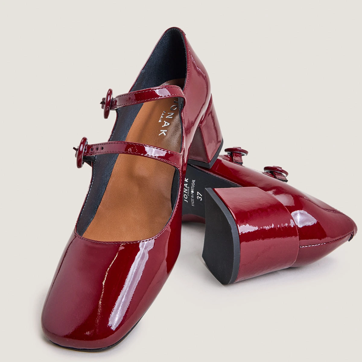 Babies à doubles brides et bouts arrondis en vernis bordeaux | DELOU | Jonak