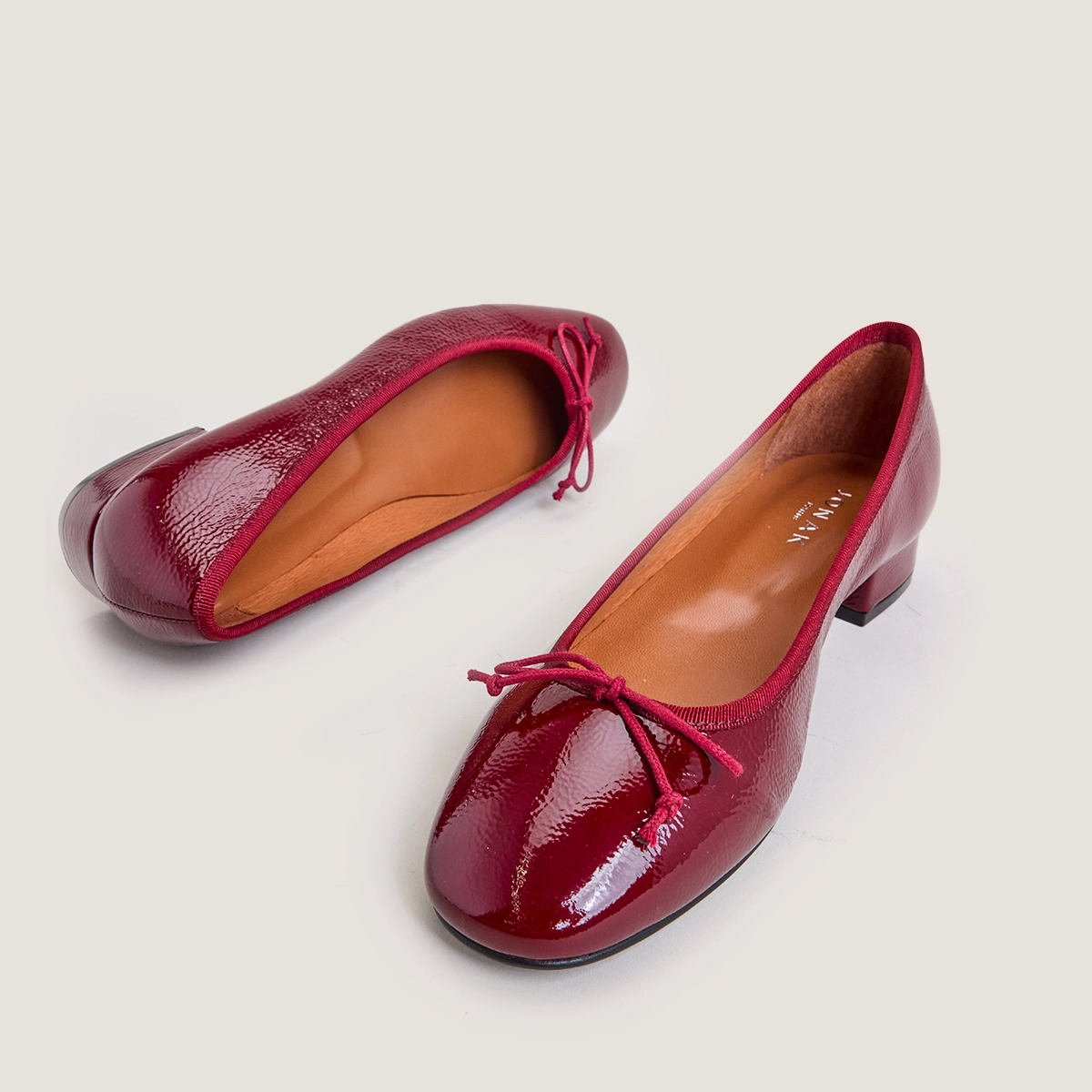 Ballerines &agrave; talons en vernis pliss&eacute; bordeaux | DADOU | Jonak