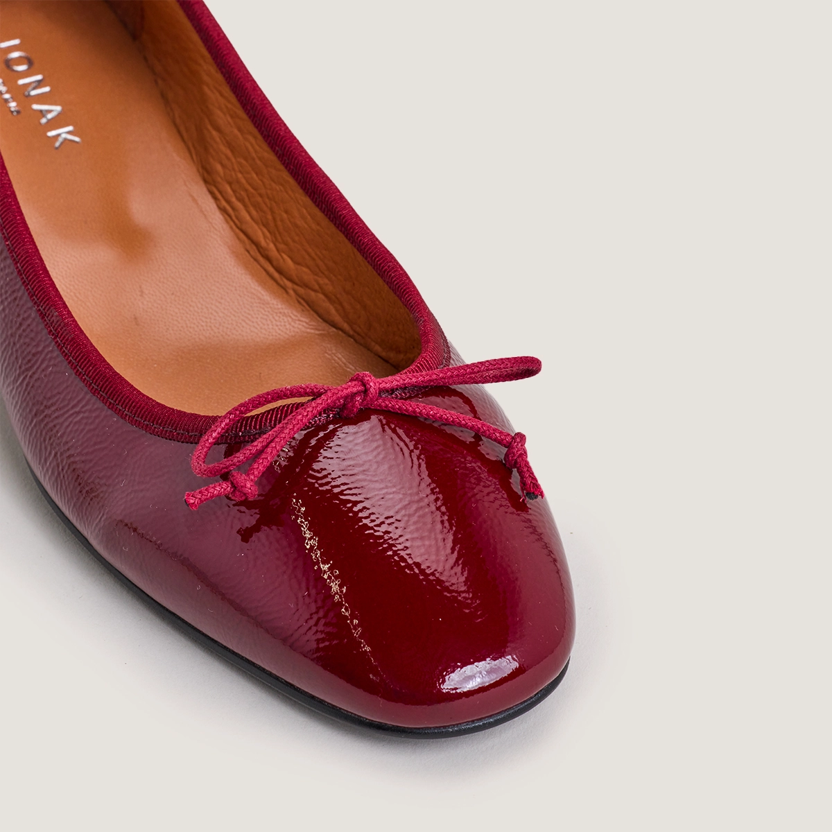 Ballerines &agrave; talons en vernis pliss&eacute; bordeaux | DADOU | Jonak