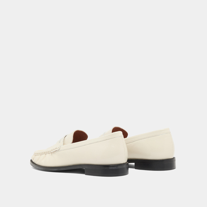 Mocassins à bouts ronds et froncés en cuir brillant écru | DELICE | Jonak