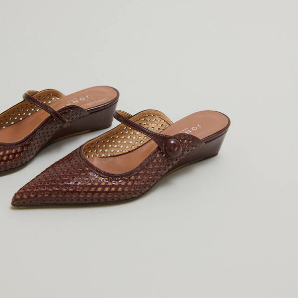Mules compensées à bouts pointus en cuir brillant marron | DECADE | Jonak