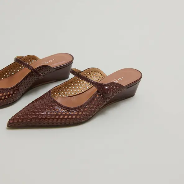 Mules compensées à bouts pointus en cuir brillant marron | DECADE | Jonak