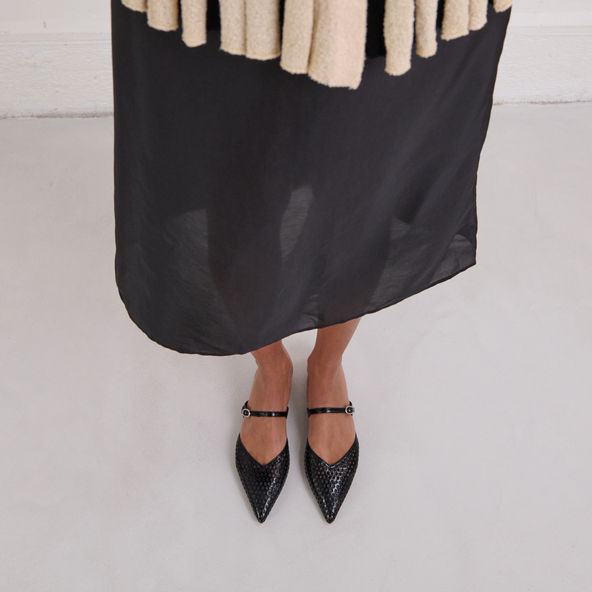 Mules à bouts pointus en cuir brillant noir | DELICAT | Jonak