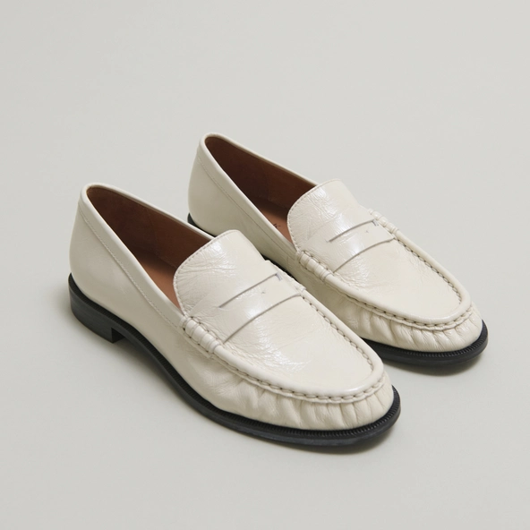 Mocassins &agrave; bouts ronds et fronc&eacute;s en cuir brillant &eacute;cru | DELICE | Jonak
