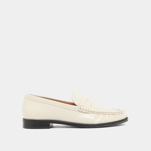 Mocassins &agrave; bouts ronds et fronc&eacute;s en cuir brillant &eacute;cru | DELICE | Jonak