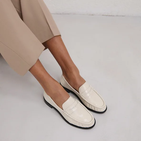Mocassins &agrave; bouts ronds et fronc&eacute;s en cuir brillant &eacute;cru | DELICE | Jonak