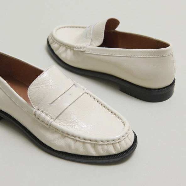 Mocassins &agrave; bouts ronds et fronc&eacute;s en cuir brillant &eacute;cru | DELICE | Jonak