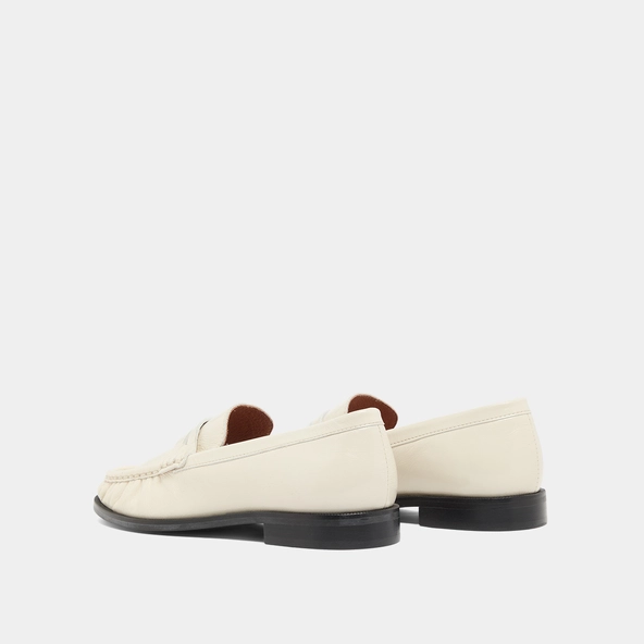 Mocassins &agrave; bouts ronds et fronc&eacute;s en cuir brillant &eacute;cru | DELICE | Jonak