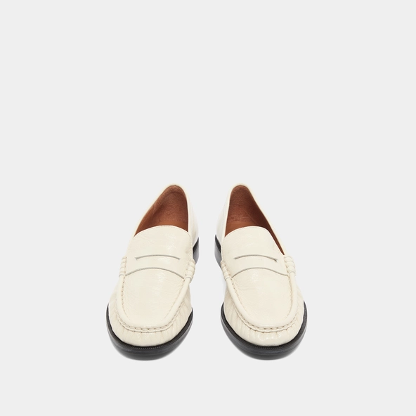 Mocassins &agrave; bouts ronds et fronc&eacute;s en cuir brillant &eacute;cru | DELICE | Jonak