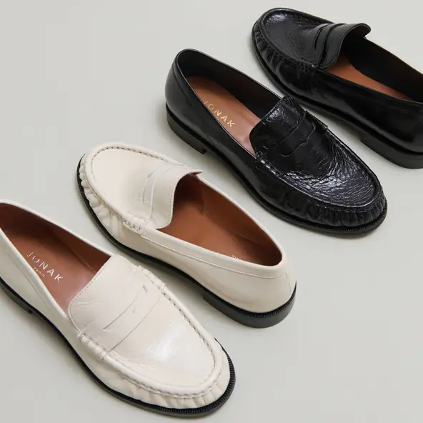 Mocassins &agrave; bouts ronds et fronc&eacute;s en cuir brillant &eacute;cru | DELICE | Jonak