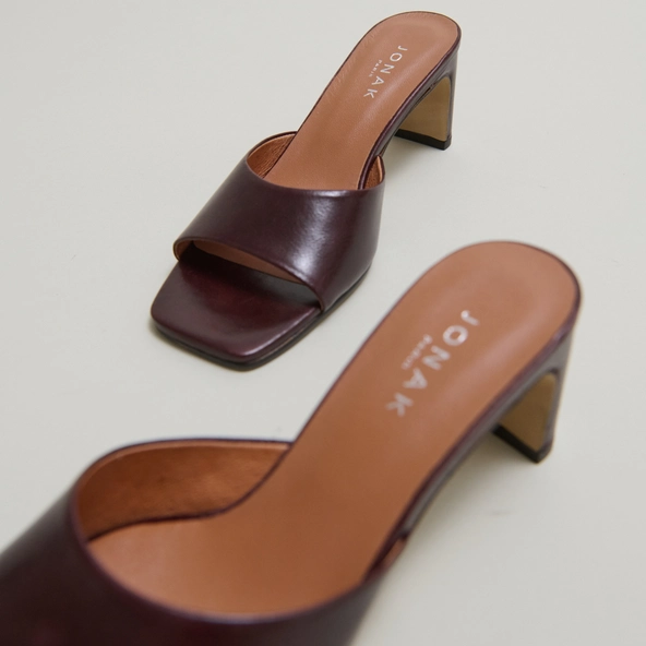 Mules &agrave; talons en cuir marron fonc&eacute; | DERIVE | Jonak
