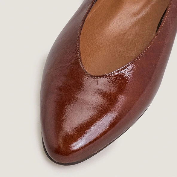 Ballerines à bouts pointus en cuir brillant marron | DASSUS | Jonak