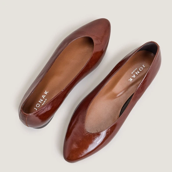 Ballerines à bouts pointus en cuir brillant marron | DASSUS | Jonak