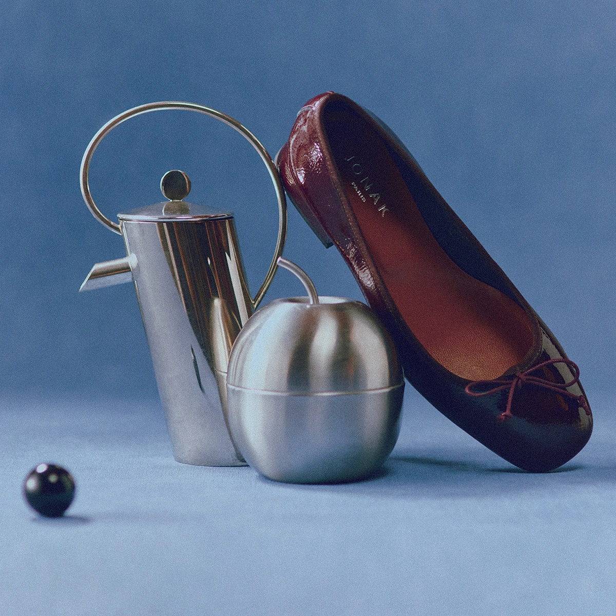 Ballerines &agrave; talons en vernis pliss&eacute; bordeaux | DYBIL | Jonak