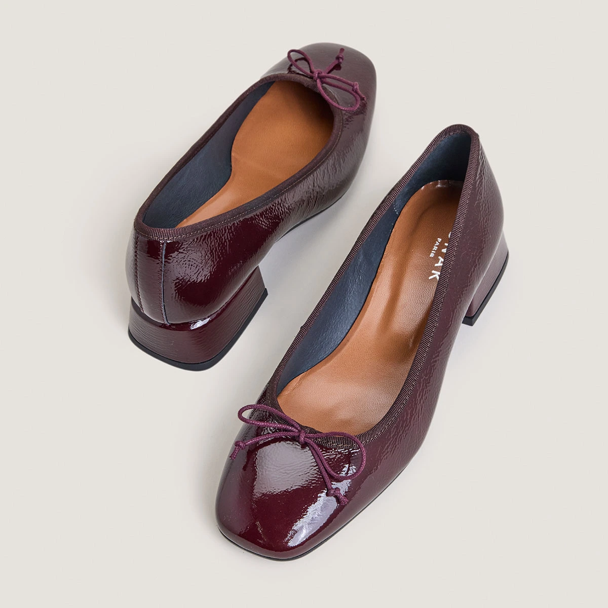 Ballerines &agrave; talons en vernis pliss&eacute; bordeaux | DYBIL | Jonak