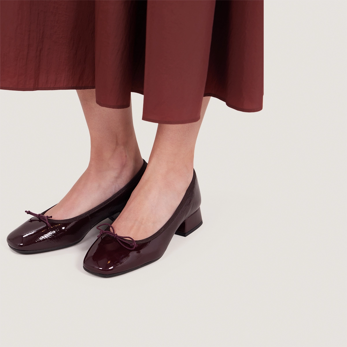 Ballerines &agrave; talons en vernis pliss&eacute; bordeaux | DYBIL | Jonak