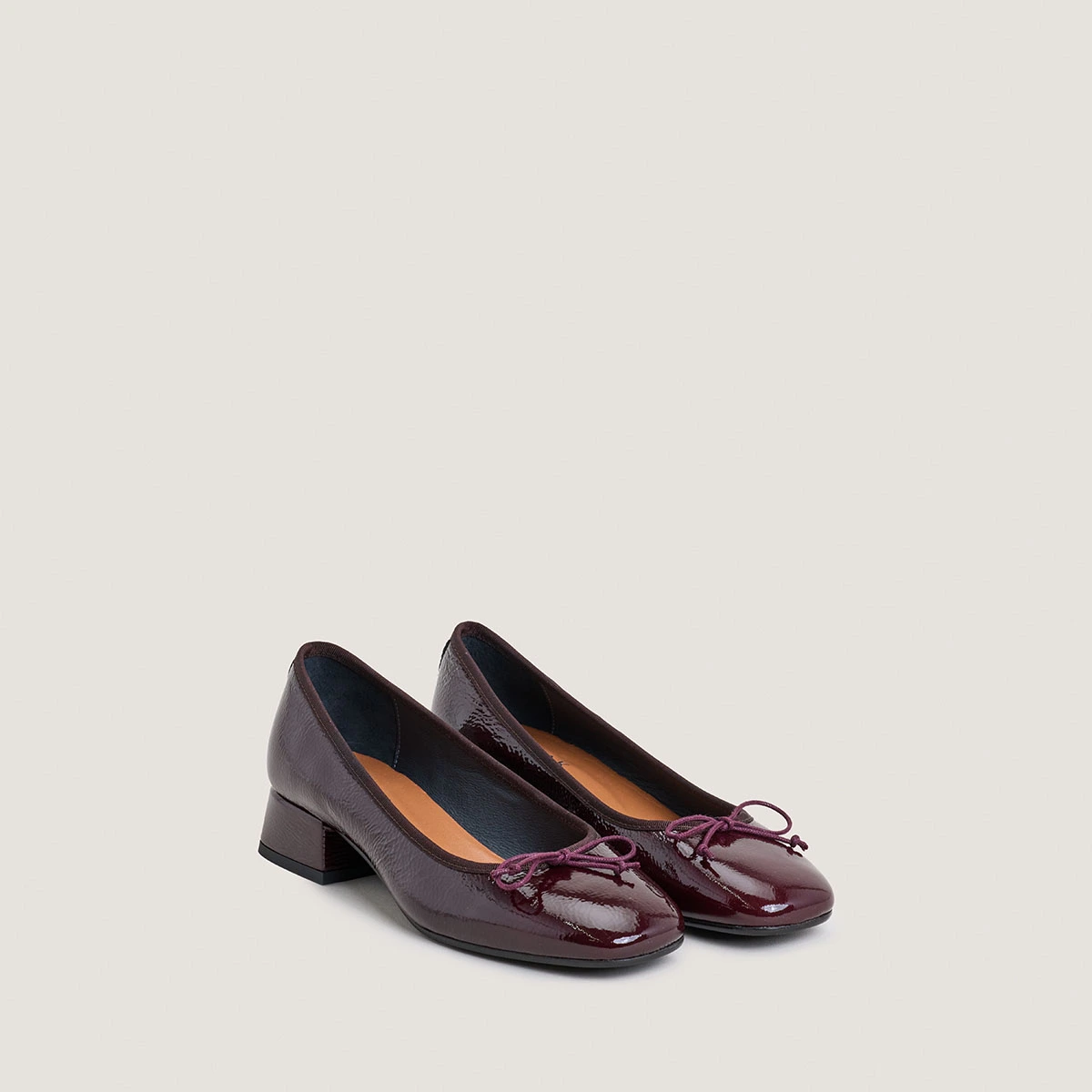 Ballerines &agrave; talons en vernis pliss&eacute; bordeaux | DYBIL | Jonak