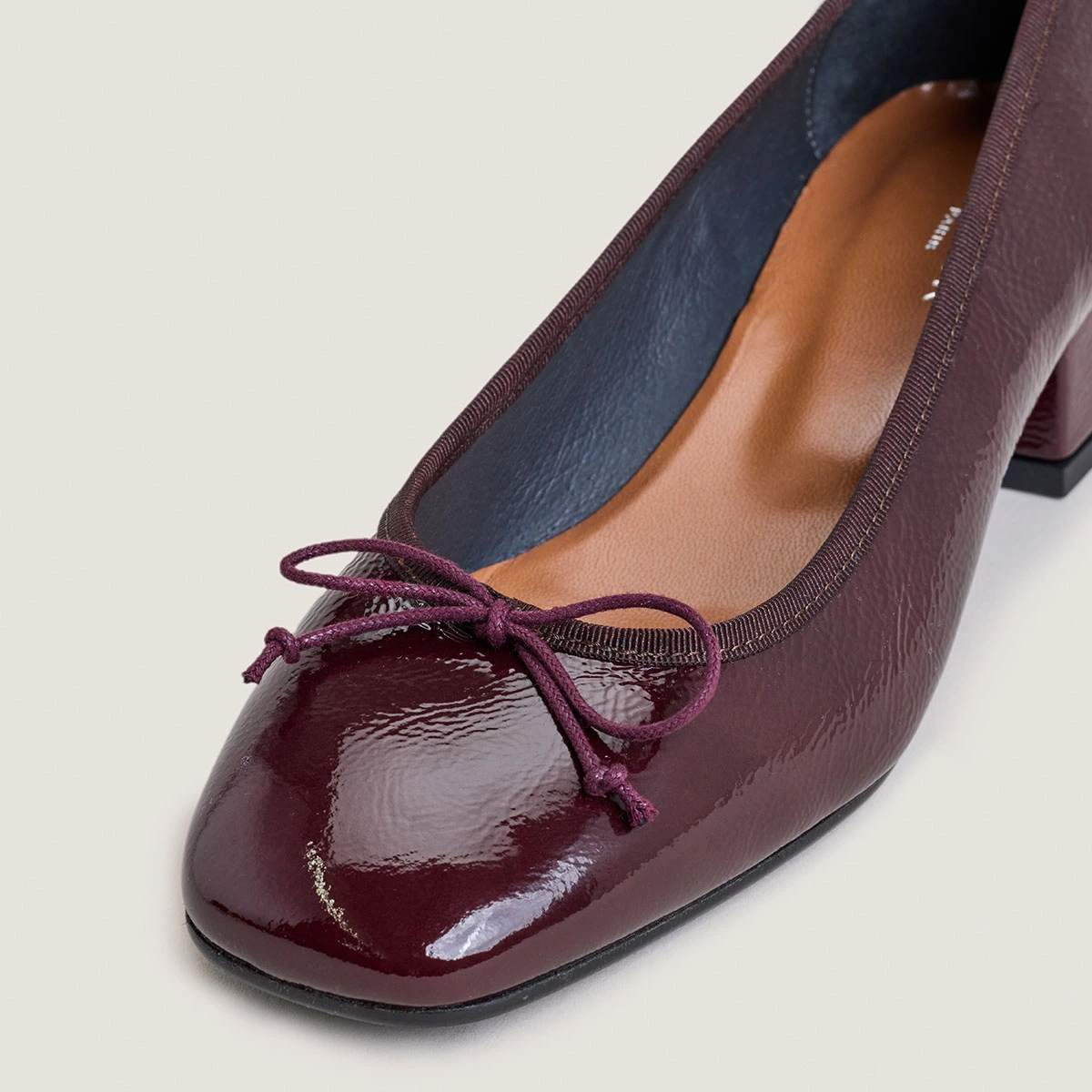 Ballerines &agrave; talons en vernis pliss&eacute; bordeaux | DYBIL | Jonak