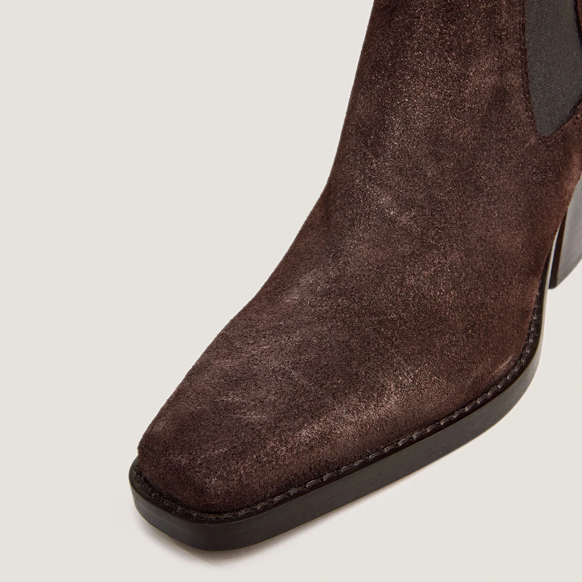 Bottines &agrave; bouts pointus et talons biseaut&eacute;s en croute marron fonc&eacute; | BOA | Jonak