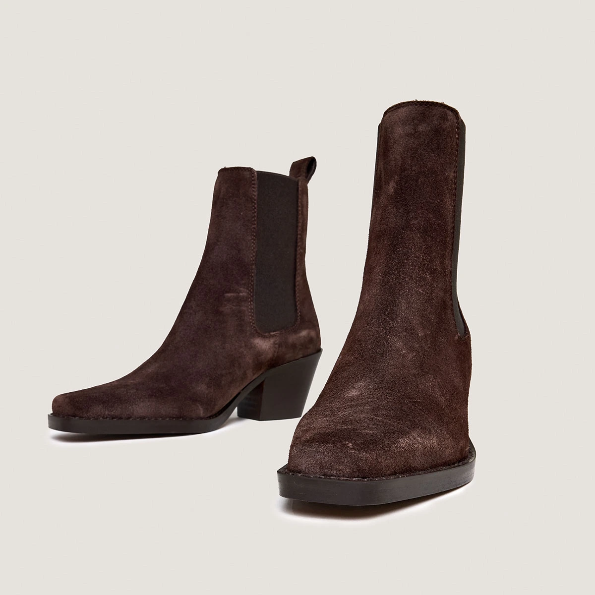 Bottines &agrave; bouts pointus et talons biseaut&eacute;s en croute marron fonc&eacute; | BOA | Jonak