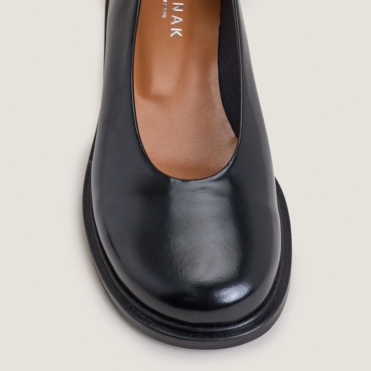 Ballerines à petits talons et bouts ronds en cuir glacé noir | DAURELIA | Jonak