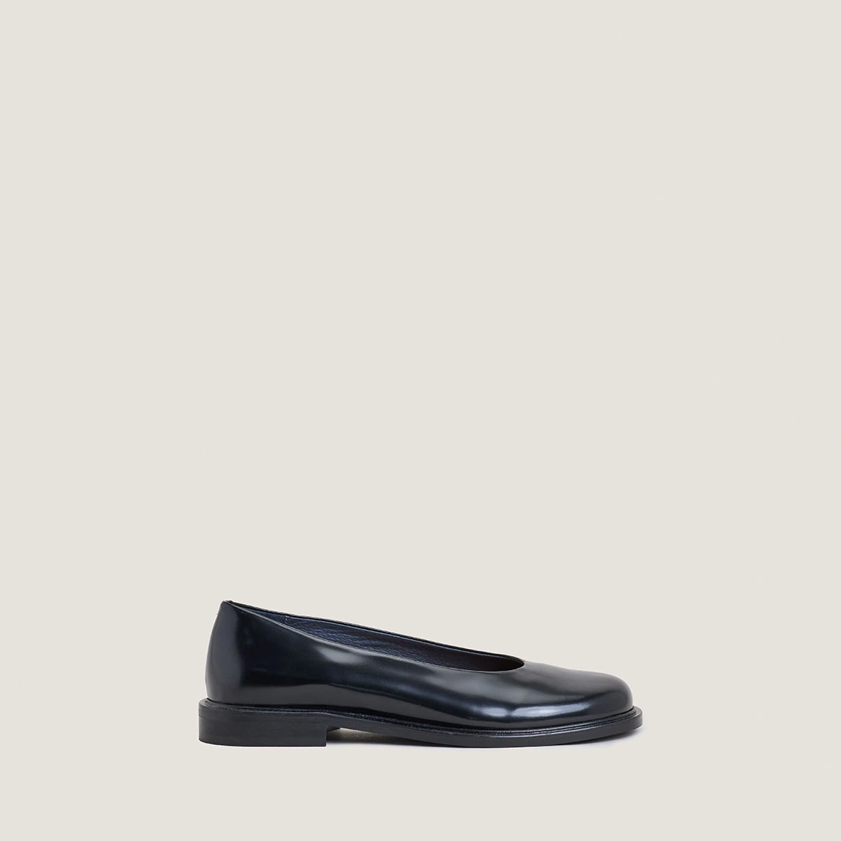 Ballerines à petits talons et bouts ronds en cuir glacé noir | DAURELIA | Jonak