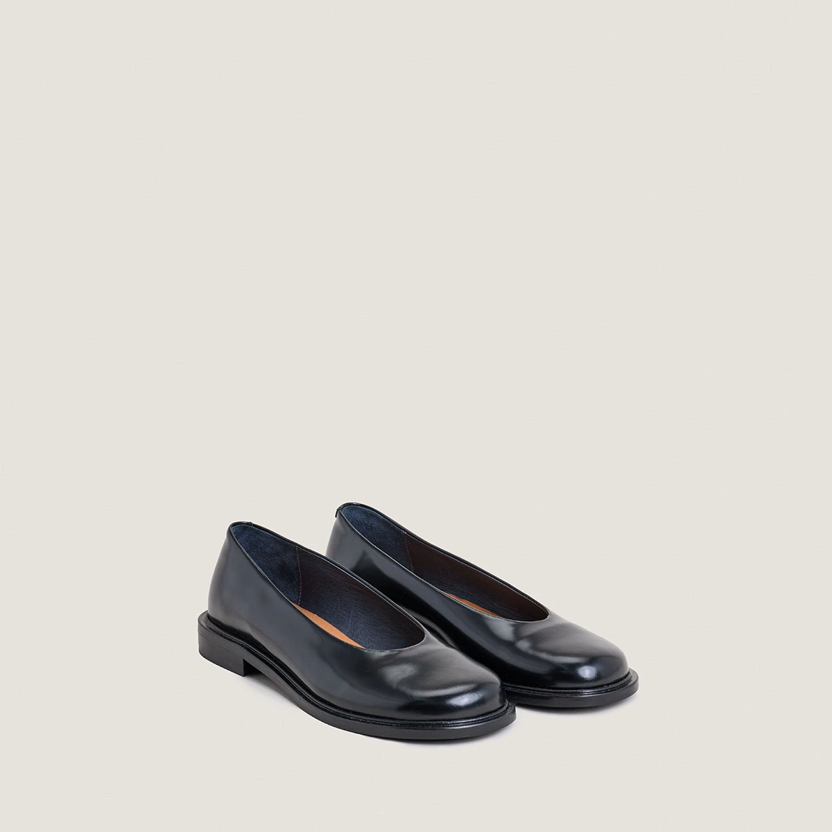 Ballerines à petits talons et bouts ronds en cuir glacé noir | DAURELIA | Jonak