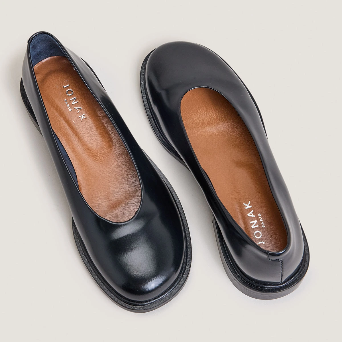 Ballerines à petits talons et bouts ronds en cuir glacé noir | DAURELIA | Jonak