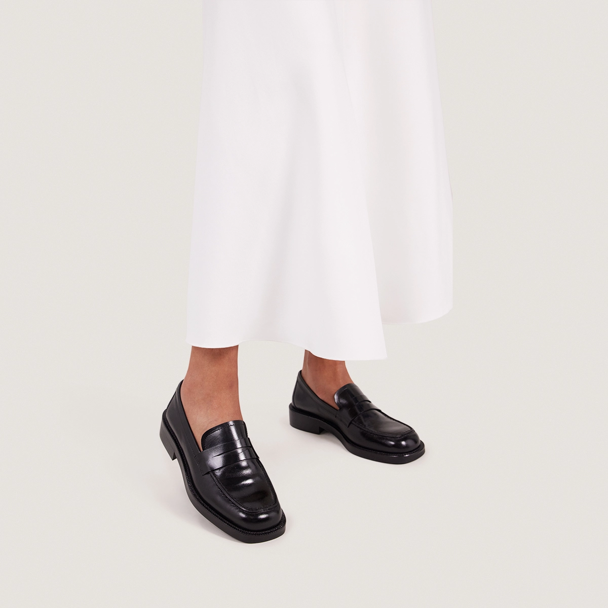 Mocassins à bouts ronds en cuir noir | DEVANN | Jonak