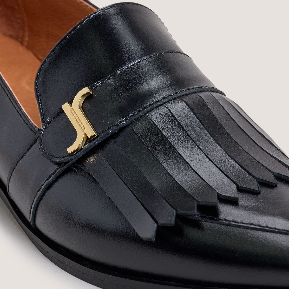 Mocassins à monogrammes et bouts pointus en cuir noir | ANONYME | Jonak