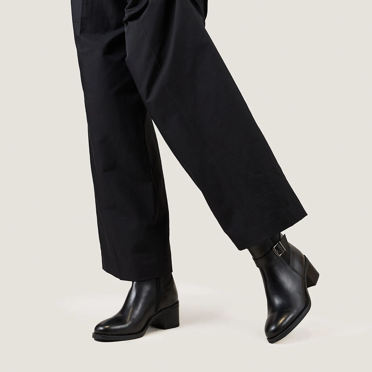 Boots &agrave; talons et boucles en cuir noir | GARANCE | Jonak