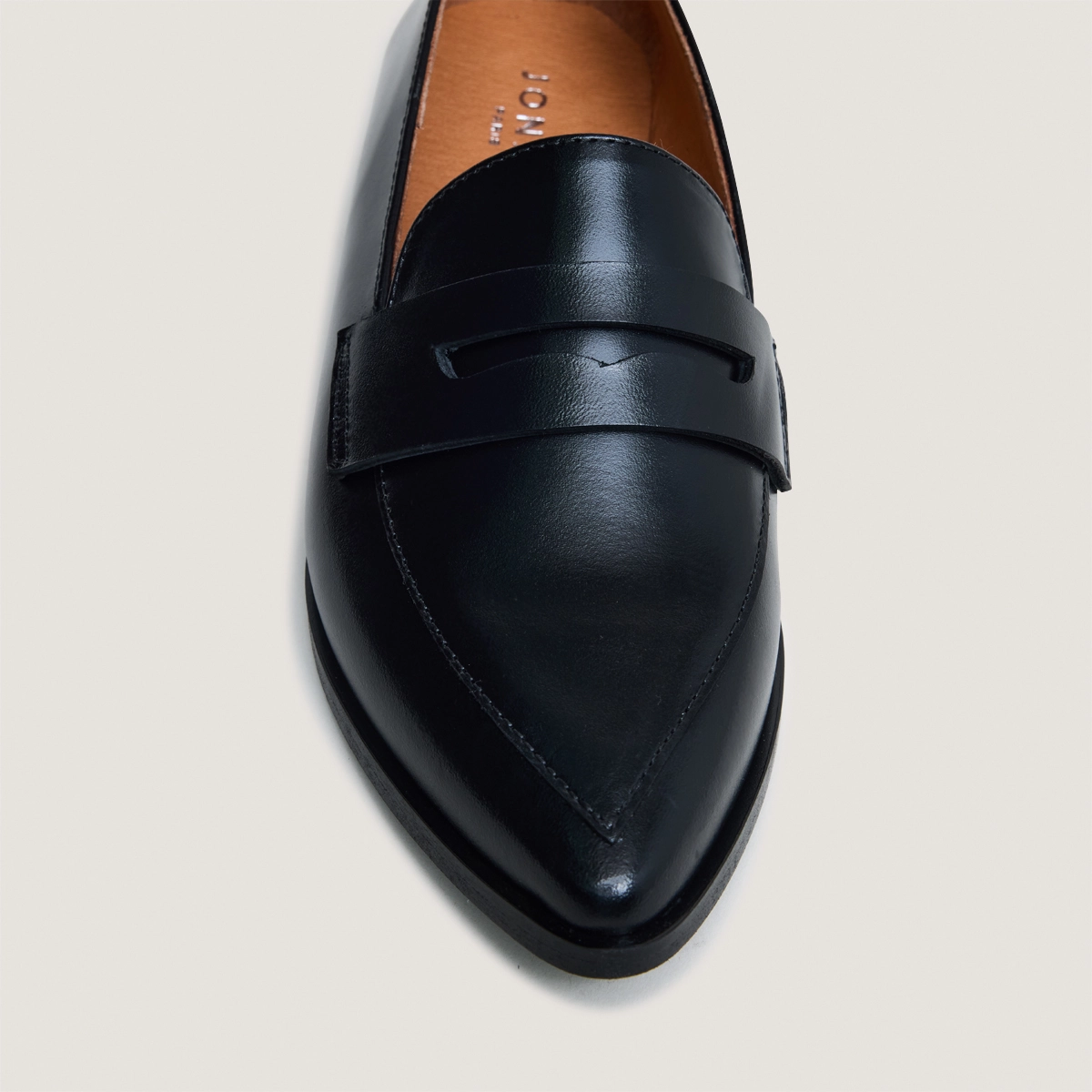 Mocassins à bouts pointus en cuir noir | AMIDA | Jonak